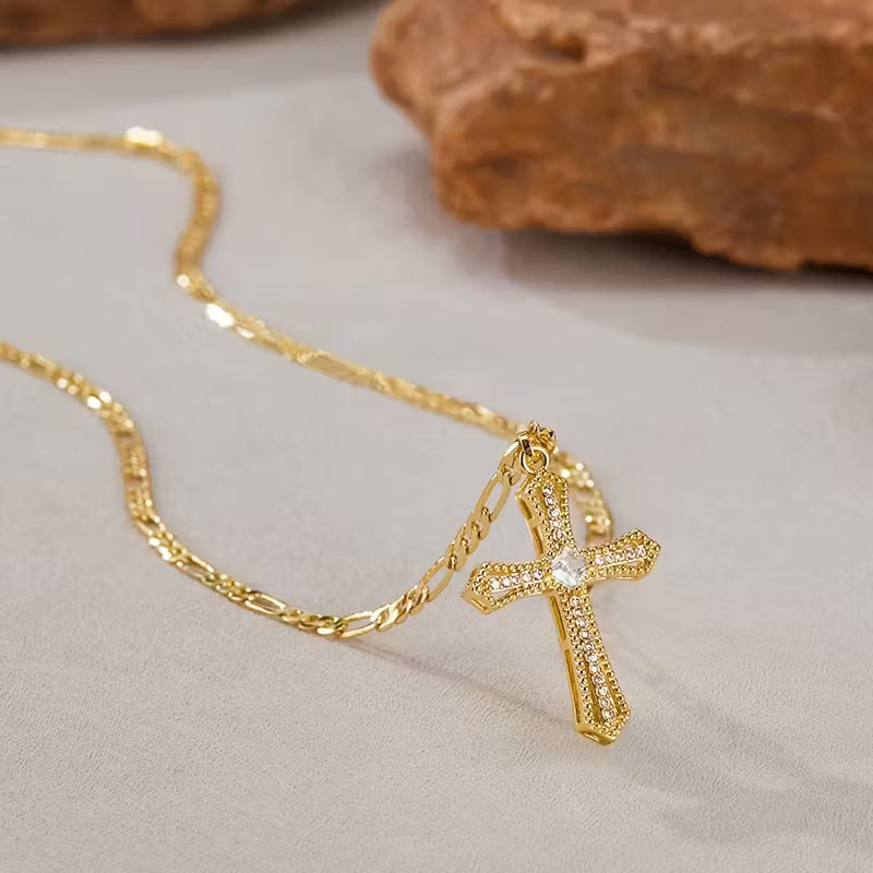 Colar com Pingente de Cruz com Strass