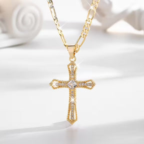 Colar com Pingente de Cruz com Strass