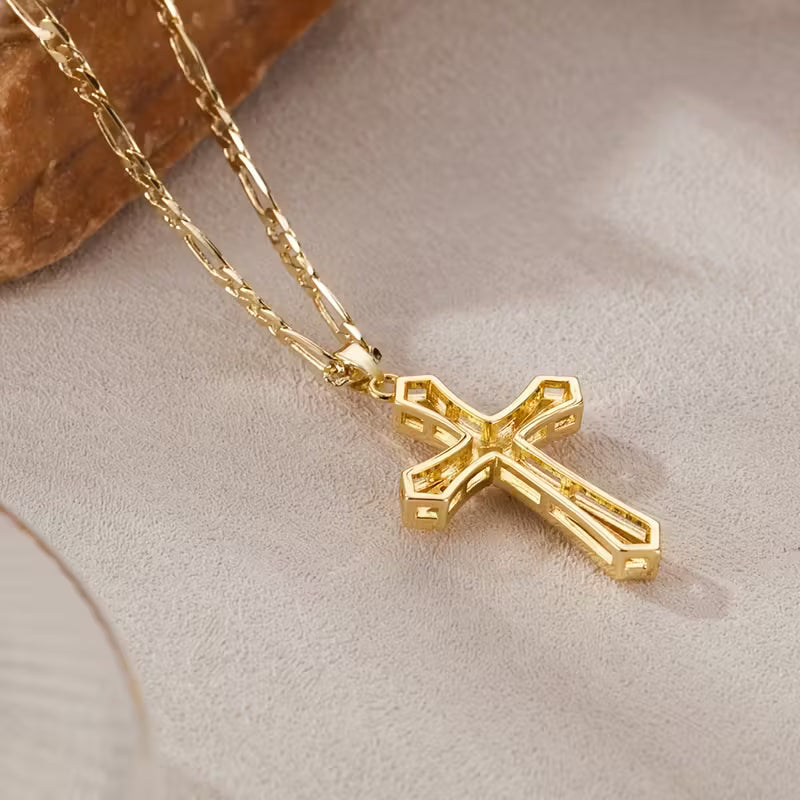 Colar com Pingente de Cruz com Strass