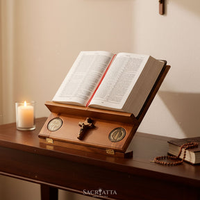 Porta Bíblia em Madeira com Medalha de São Bento